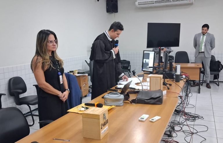 Juiz Humberto Alves, ao centro, lendo sentença em julgamento