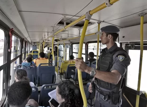 Projeto permite que policiais, bombeiros e militares andem de graça no transporte público