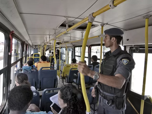 Projeto permite que policiais, bombeiros e militares andem de graça no transporte público