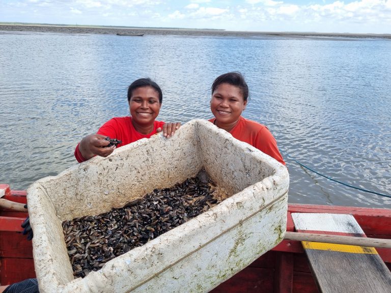 4-Visita-a-#768-comunidade-de-Perijuc-#807ara-evidenciou-a-forc-#807a-do-trabalho-das-marisqueiras-do-Munim