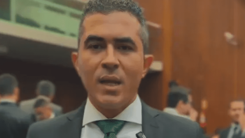 Delegado que descobriu máfia das placas de táxis é exonerado e comemora posse em cargo de defensor público