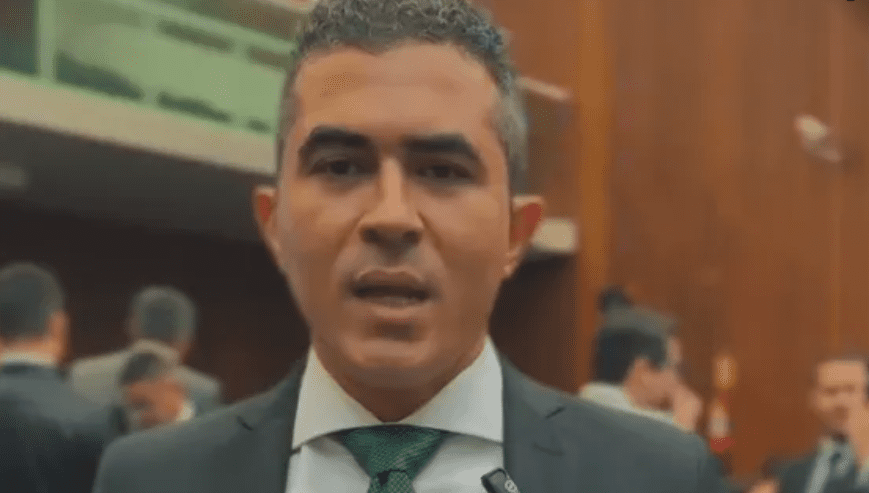 Delegado que descobriu máfia das placas de táxis é exonerado e comemora posse em cargo de defensor público