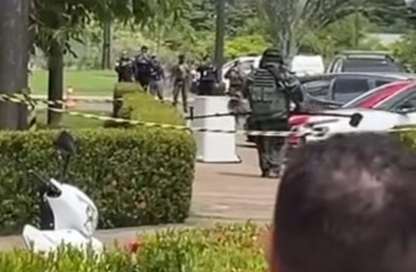 Polícia realiza operação de emergência para desarmar explosivo em campus universitário