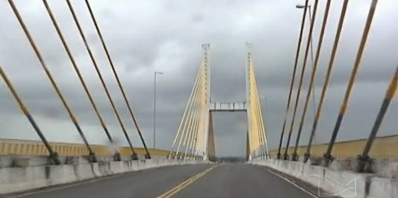 Bombeiros fazem buscas a jovem que sumiu no Rio Tocantins após abandonar carro sobre ponte em Imperatriz
