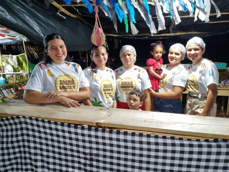 1-Moradores-e-empreendedores-do-Bar-da-Hora-durante-o-primeiro-arraial-da-comunidade-evento-que-fortalece-o-turismo-de-base-comunita-#769ria-na-regia-#771o