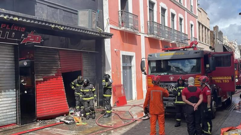 Bombeiros controlam incêndio em loja de roupas no centro de São Luís