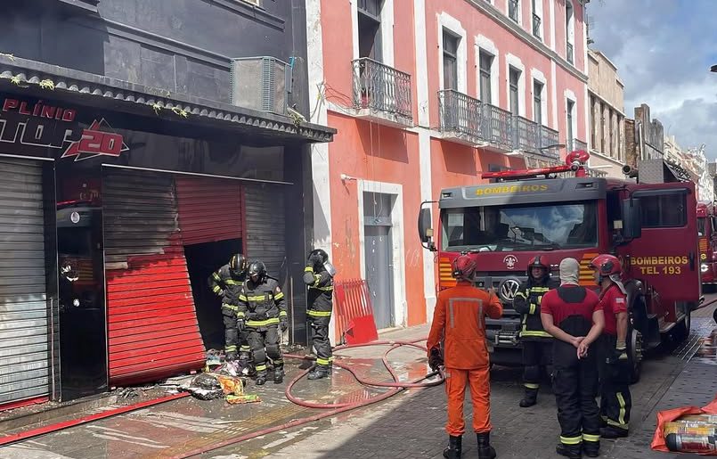 Bombeiros controlam incêndio em loja de roupas no centro de São Luís
