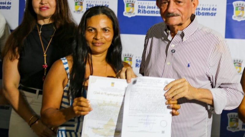 Dr. Julinho entrega registro e títulos de propriedade a famílias no Monte Alegre