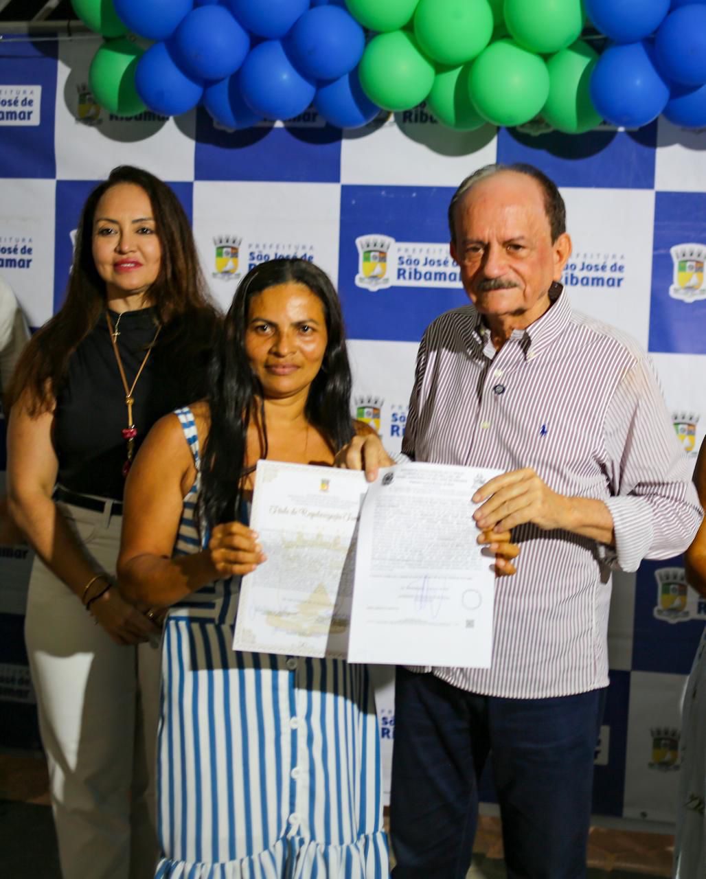 Dr. Julinho entrega registro e títulos de propriedade a famílias no Monte Alegre