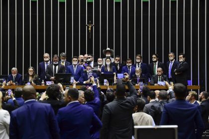Deputados e senadores fazem vigília e obstruem pautas do Congresso Nacional