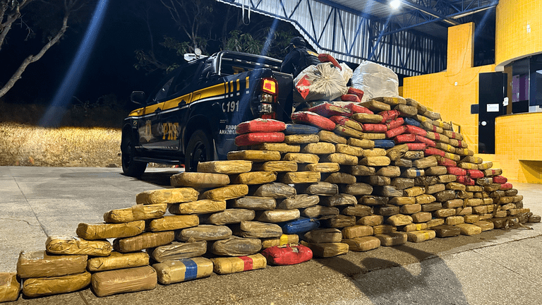 PRF encontra quase meia tonelada de droga escondidos em fundo falso de caminhão na BR 316