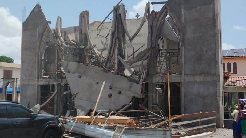 Fachada de igreja desaba e atinge veículos estacionados na Cohab
