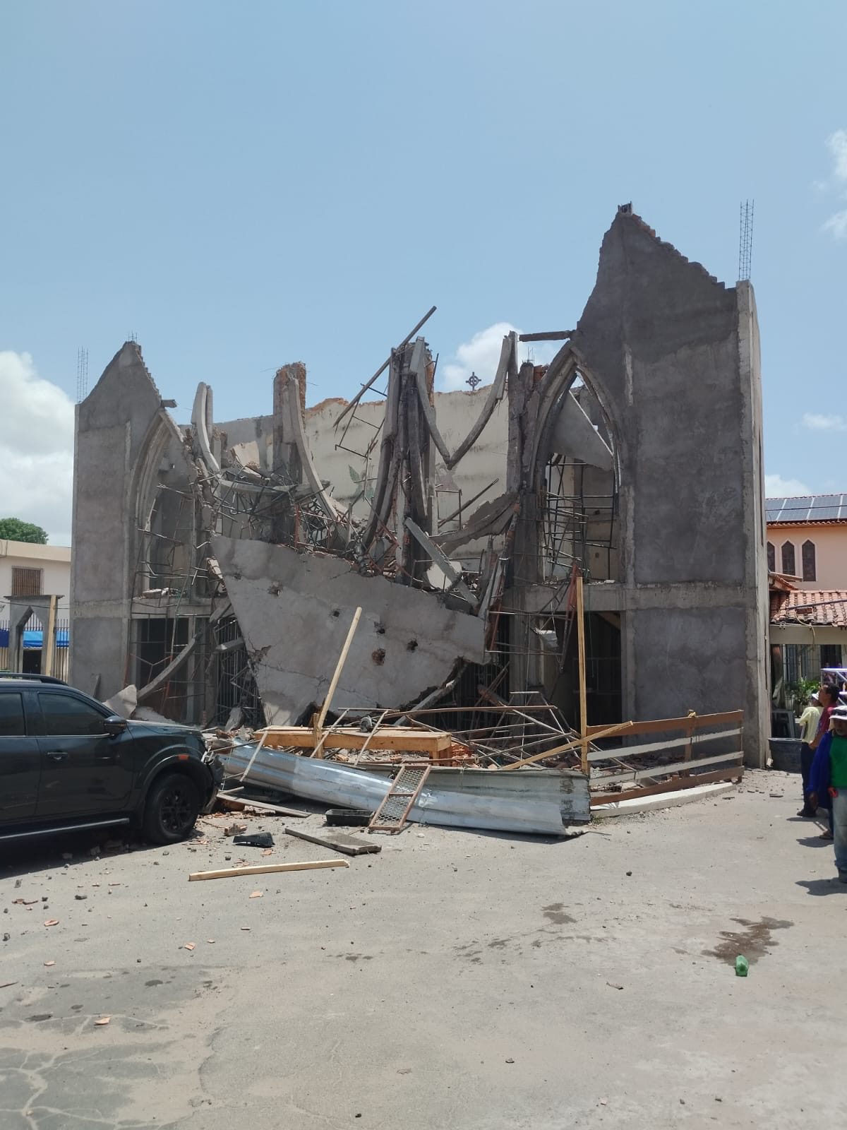Fachada de igreja desaba e atinge veículos estacionados na Cohab