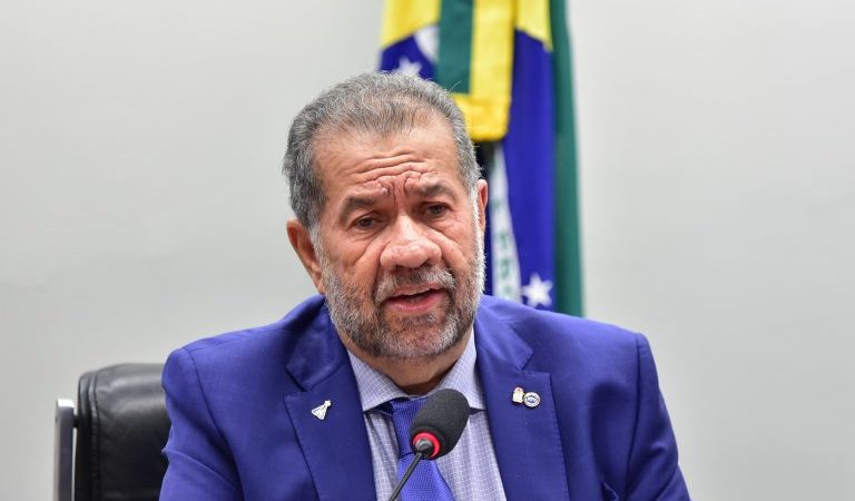 CPMI do INSS ouve o ex-ministro da Previdência Carlos Lupi nesta segunda-feira