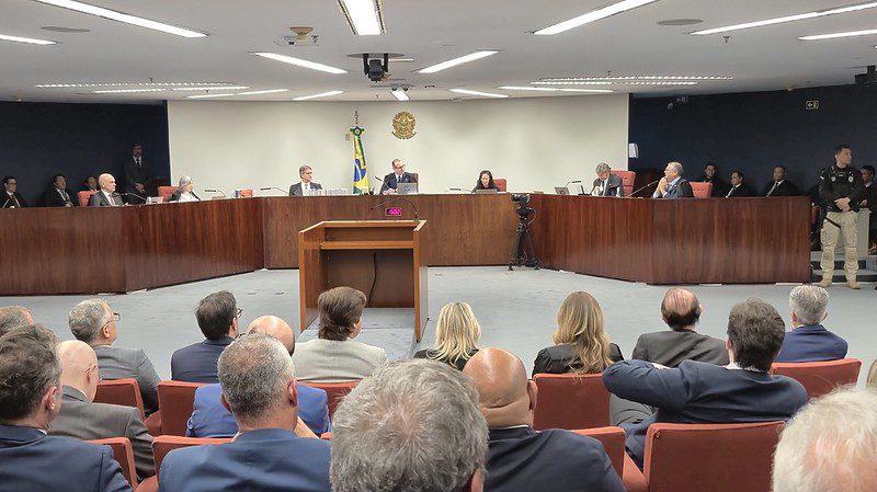 Alexandre de Moraes fixa pena de 27 anos e 3 meses de reclusão a Jair Bolsonaro