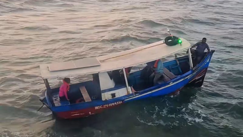 Quatro pessoas ficam a deriva em barco com risco de naufrágio em Panaquatira