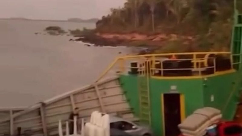 Ferry Boat com cerca de 200 pessoas encalha durante viagem para o terminal do Cujupe