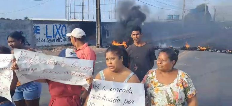 Moradores de Raposa bloqueiam MA 203 em protesto por asfaltamento 1 Moradores de Raposa bloqueiam MA 203 em protesto por asfaltamento
