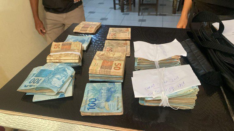 Prefeito e secretários são afastados de cargos após operação contra desvio de recursos públicos da educação 1 Prefeito e secretários são afastados de cargos após operação contra desvio de recursos públicos da educação