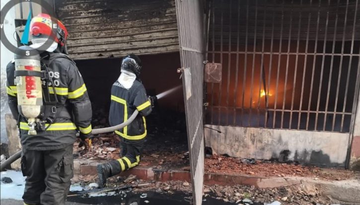 Bombeiros combatem incêndio em prédio no Centro de São Luís 1 Bombeiros combatem incêndio em prédio no Centro de São Luís