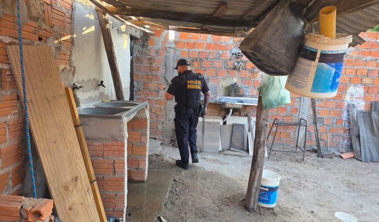 Polícia Federal deflagra operação contra homem acusado de usar dupla identidade em fraude previdenciária