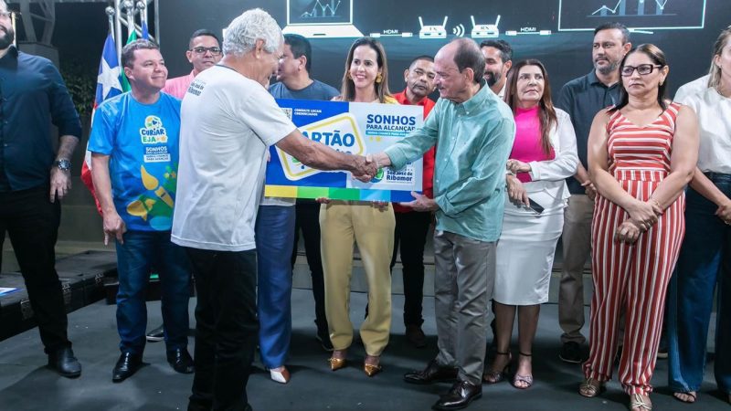 Dr. Julinho entrega Cartão EJA e reforça compromisso com a educação em São José de Ribamar