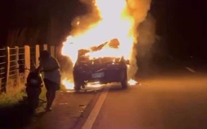 Carro é incendiado após acidente com indígenas na BR-226