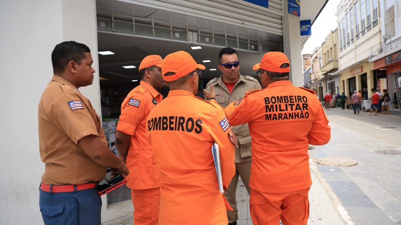 Corpo de Bombeiros vistoria lojas na Rua Grande e encerra etapa de operação no centro histórico