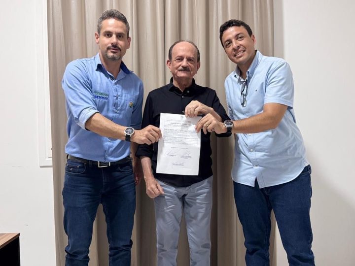 Dr. Julinho assina ordem de serviço para pavimentação de rua no Parque das Palmeiras