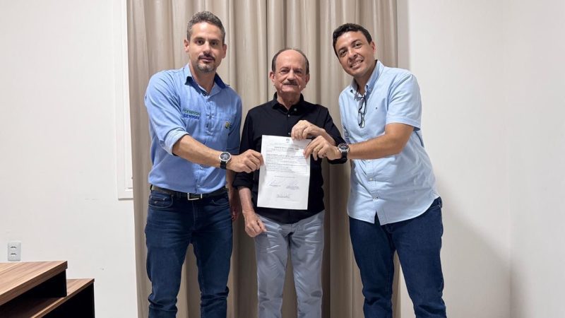 Dr. Julinho assina ordem de serviço para pavimentação de rua no Parque das Palmeiras