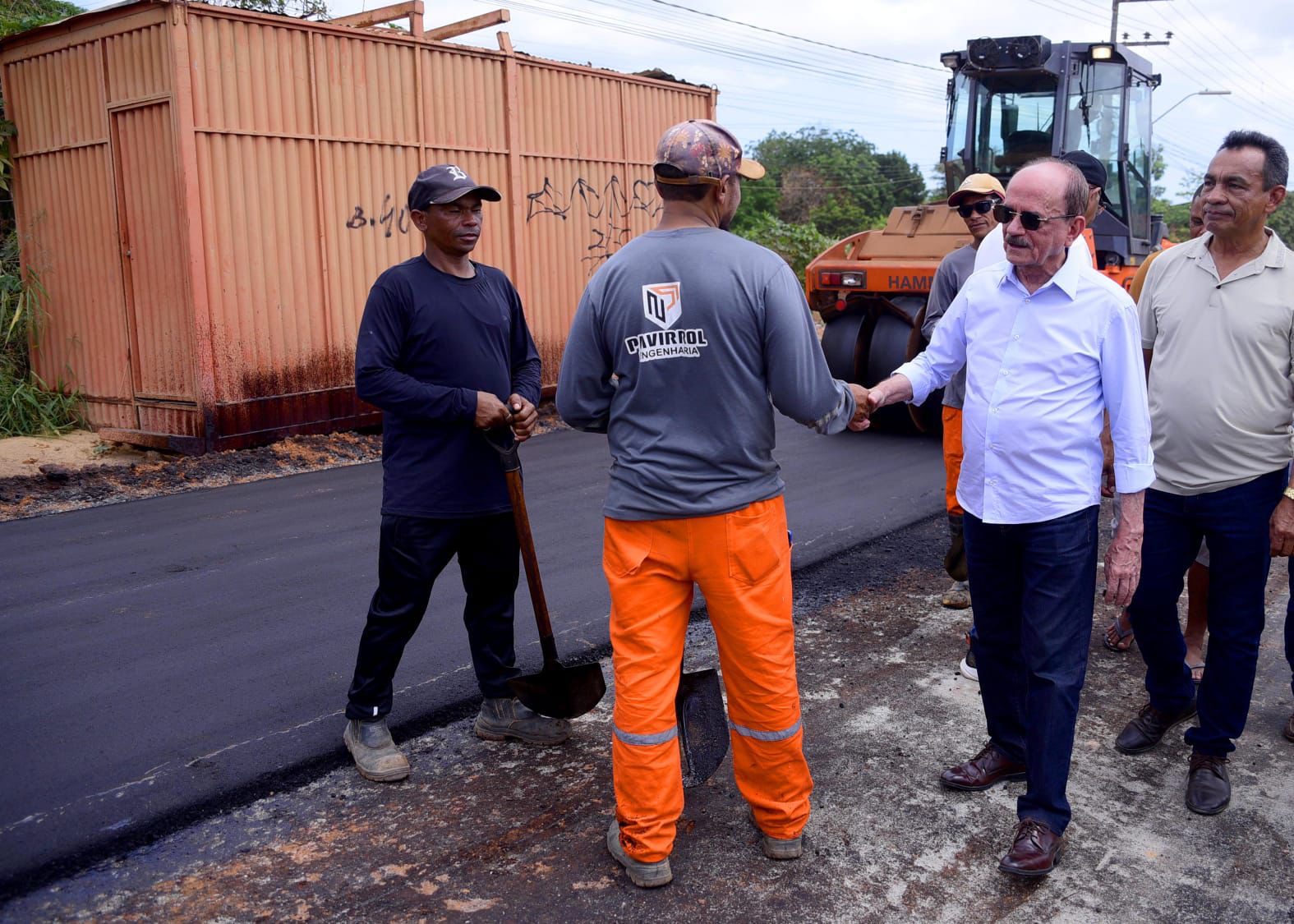 Avanço histórico: Dr. Julinho confere última etapa da pavimentação da Nossa Senhora da Vitória