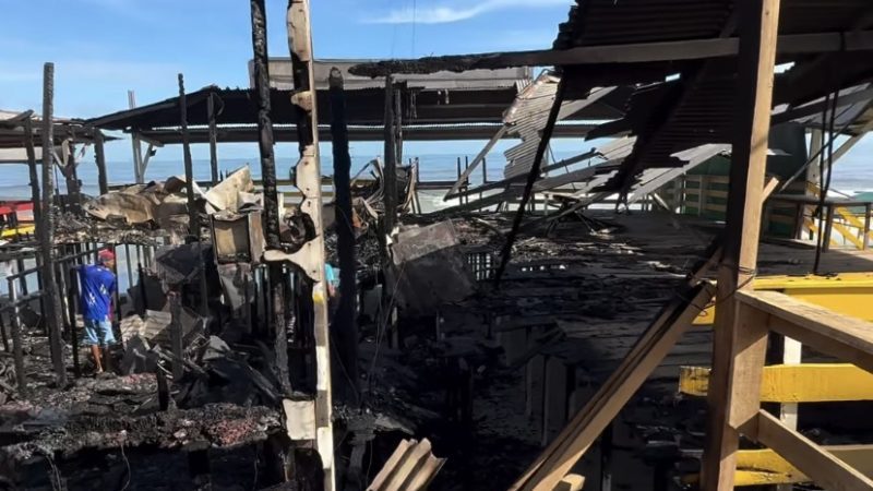 Incêndio destrói bar e restaurante na praia do Araçagy