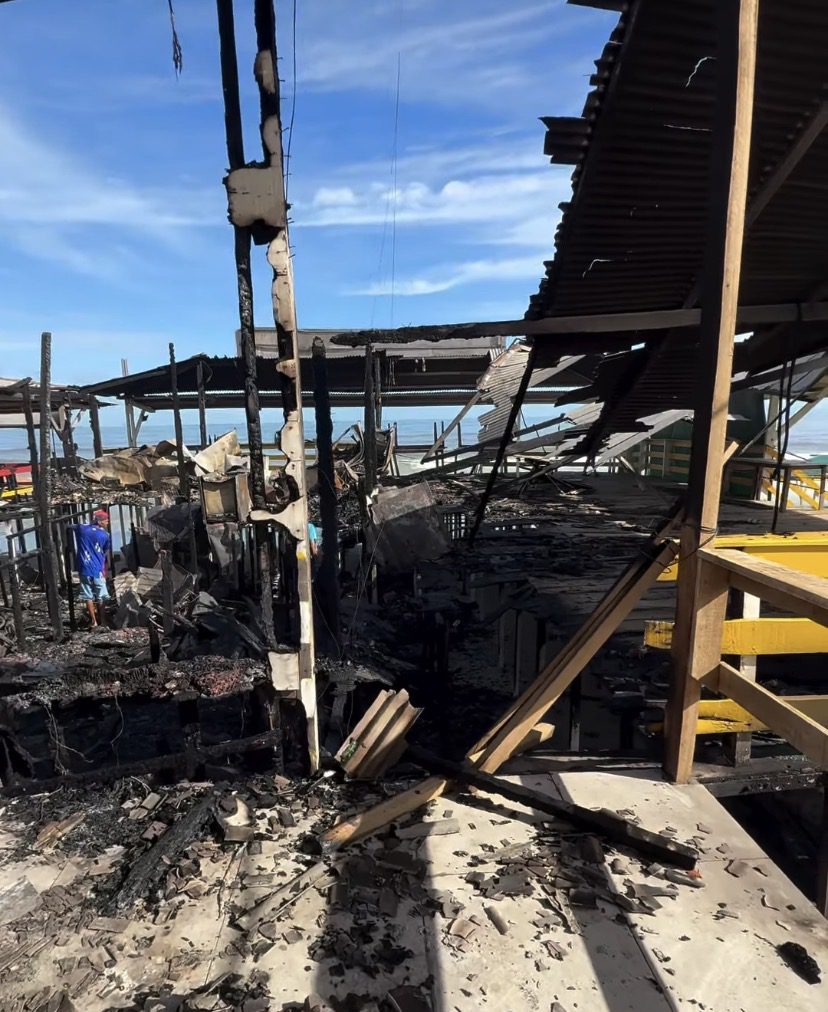 Incêndio destrói bar e restaurante na praia do Araçagy