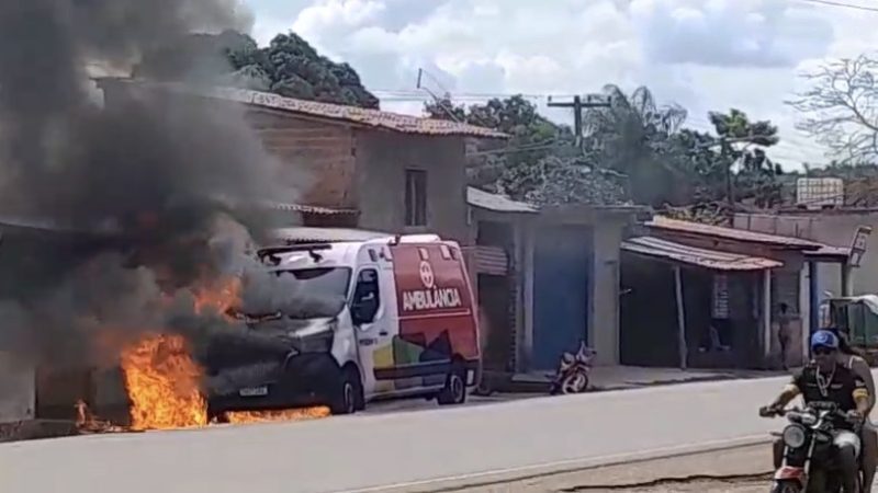 Ambulância pega fogo na BR 222, em Vargem Grande