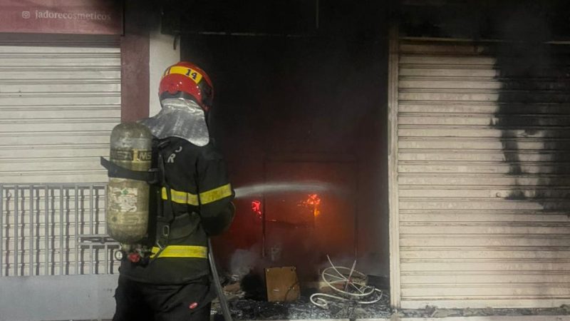 Loja de confecções fica destruída após incêndio no bairro Vicente Fialho